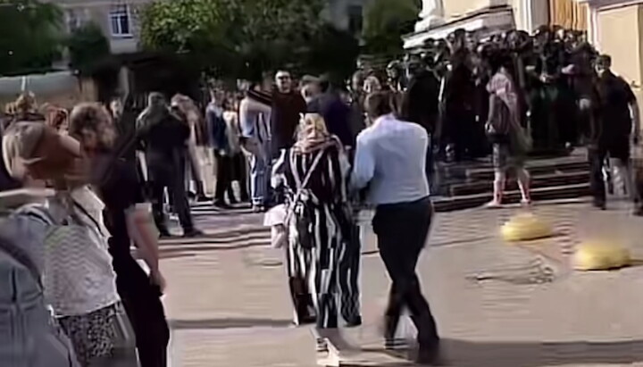 Верующие УПЦ прорвались на территорию собора в Черновцах. Фото: скриншот с видео