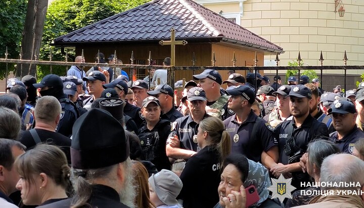 Полицейские охраняют рейдеров и не пускают верующих УПЦ в свой собор в Черновцах. Фото: cv.npu.gov