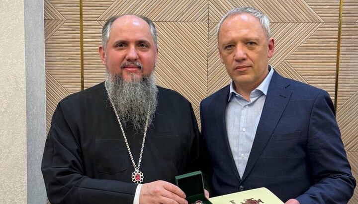 Клічук (праворуч) отримує від Думенка орден. Фото: Тг-канал Клічука