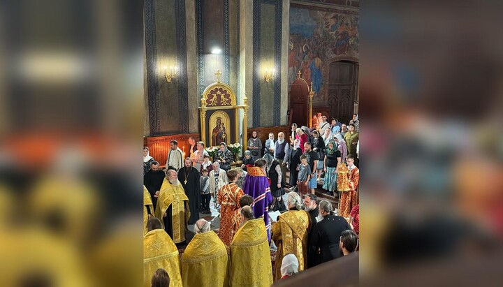 Верующие УПЦ в кафедральном соборе в Черновцах. Фото: Верные епархии УПЦ.