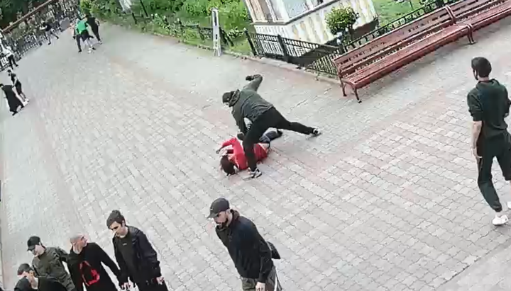 Боевики ПЦУ избивают священника собора о. Романа. Фото: СПЖ