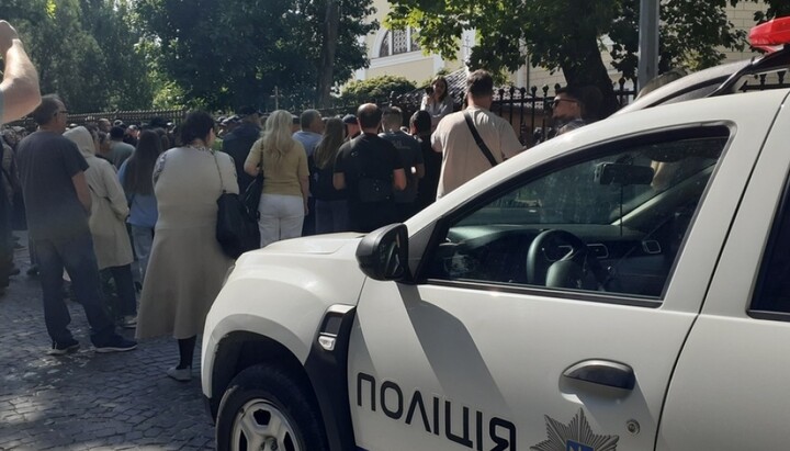 Полиция и верующие у Свято-Духовского кафедрального собора в Черновцах. Фото: Виталий Олейник