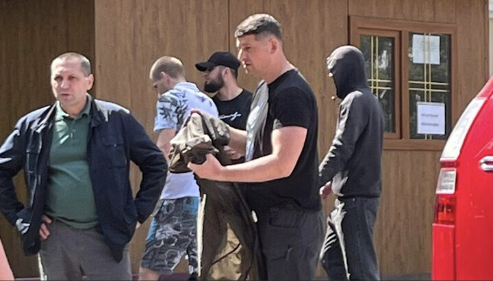 Кишлар в окружении боевиков ПЦУ во время захвата собора в Черновцах. Фото: СПЖ