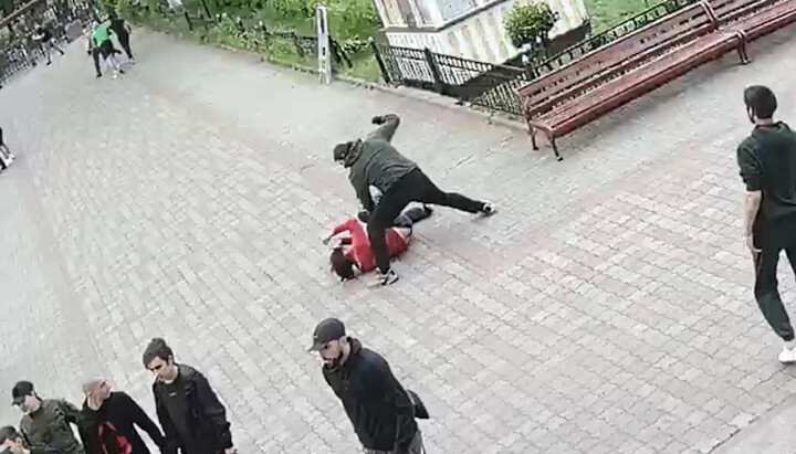 Боевики ПЦУ избивают священника собора о. Романа. Фото: СПЖ