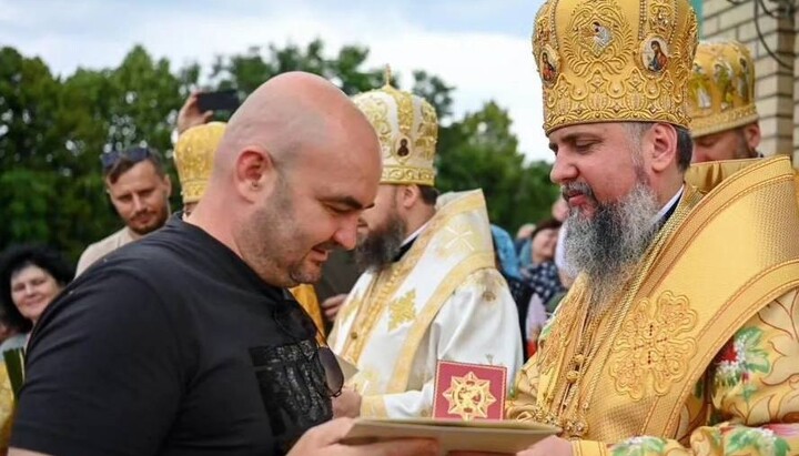 Epifaniy Dumenko awards Serhii Voznyi. Photo: Voznyi's Facebook