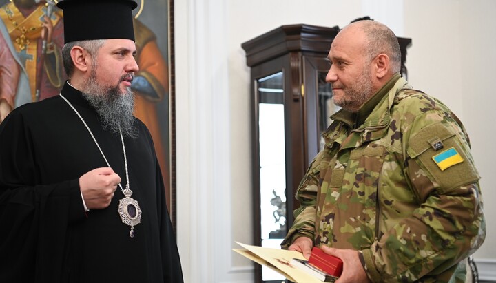 Думенко награждает Яроша. Фото: ПЦУ