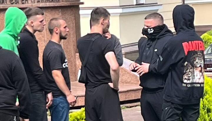 Бойовики ПЦУ отримують вказівки від куратора на території собору УПЦ. Фото: СПЖ
