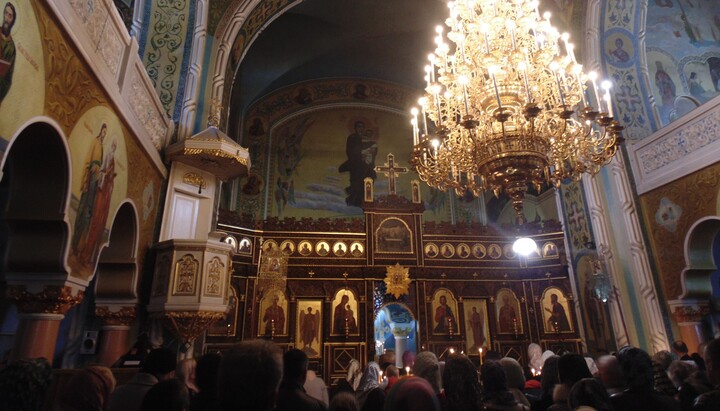 Believers at the St. Nocholas Church of the UOC in Chernivtsi. Photo: wikipedia