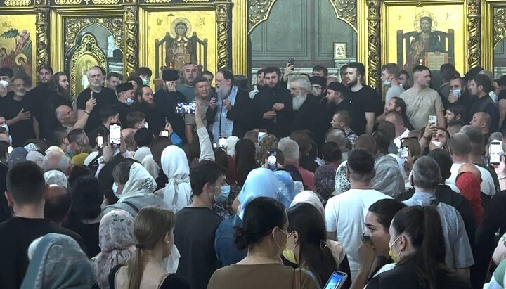 Прихожане УПЦ после освобождения собора в Черновцах от захватчиков ПЦУ. Фото: СПЖ