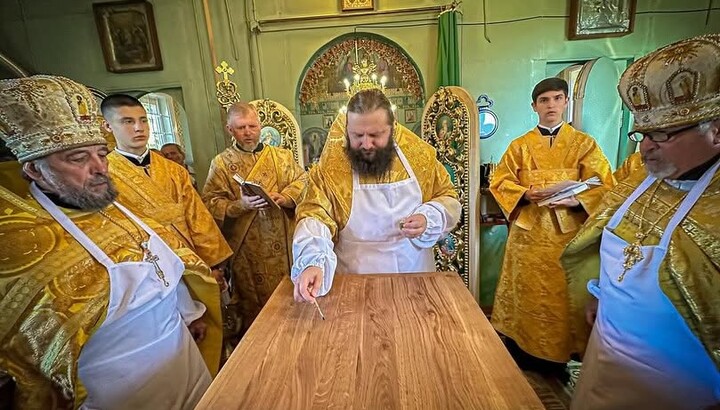 Архиепископ Пимен освящает престол в храме УПЦ в селе Дружба. Фото: Инстаграм владыки