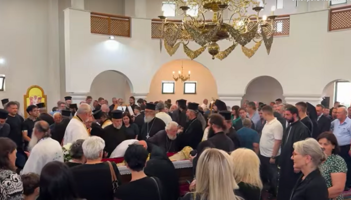 Отпевание митрополита Аргирокастрского Димитрия. Фото: скриншот трансляции Radio Ngjallja в YouTube
