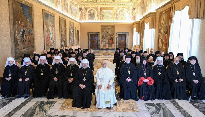 Папа римский и синодалы УГКЦ. Фото: vaticannews.va