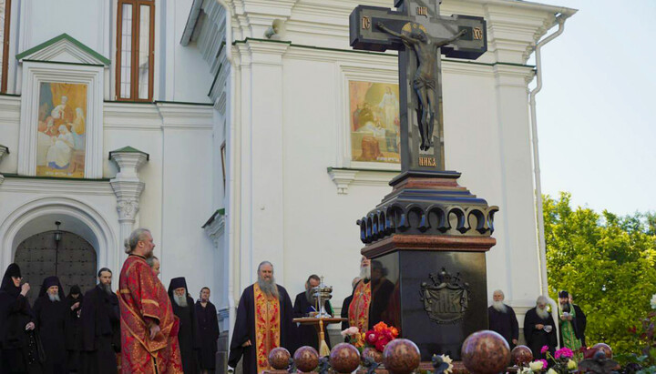 Молитва на могиле Блаженнейшего Митрополита Владимира (Сабодана). 5 июля 2025г. Фото: lavra.ua