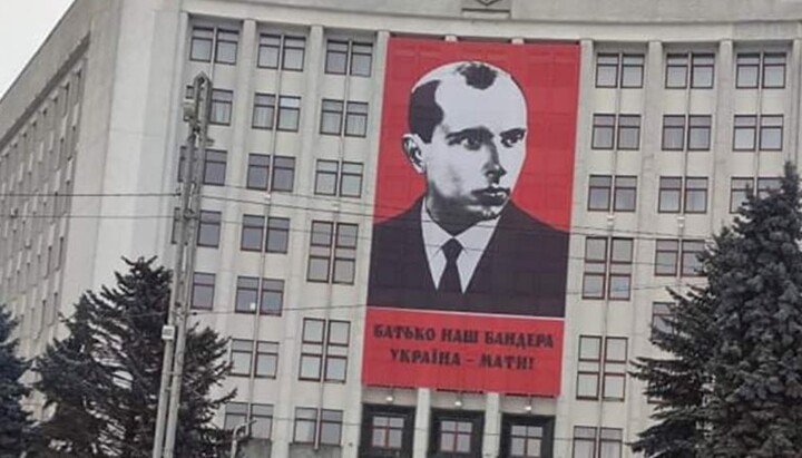Portrait of Bandera on the building of the Ternopil Regional Administration. Photo: Korrespondent