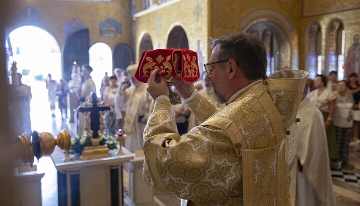 Shevchuk bringing the relics of Prince Volodymyr into the Uniate cathedral in Rome. Photo: UGCC press service