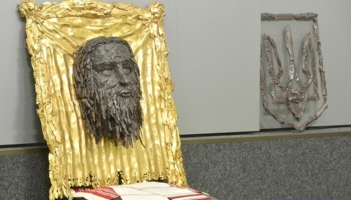 «Икона» Спасителя из обломков снарядов. Фото: Укринформ
