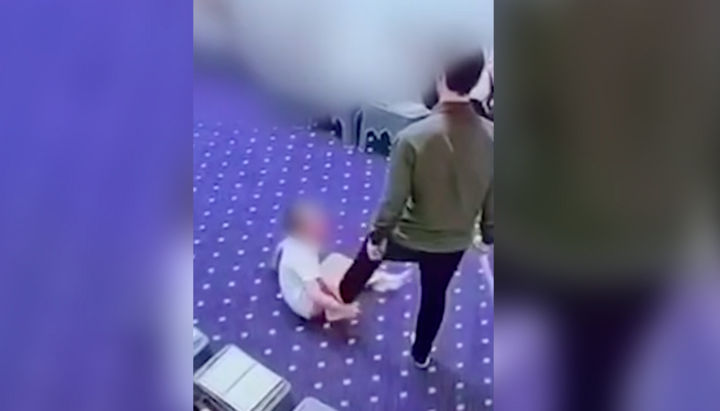 Учитель бьет ребенка. Фото: скриншот видео избиения ученика в исламской школе Гудермеса