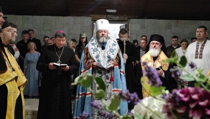 Митрополит Луцький і Волинський Михаїл Зінкевич (в центрі) разом з представниками УГКЦ та РКЦ на молебні. Фото: Rascolam.net