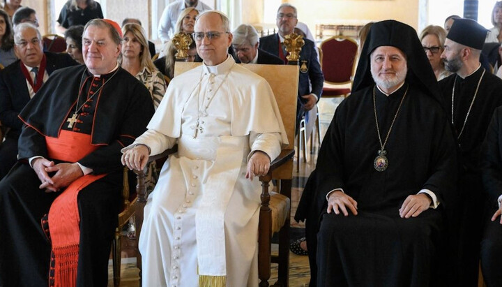 Папа римский (в центре) и архиепископ Элпидофор (справа). Фото: vaticannews.va