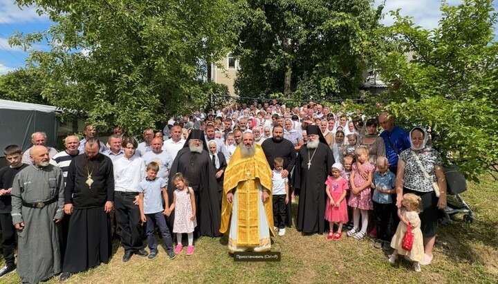 Faithful of Stari Broskivtsi, Chernivtsi Eparchy of the UOC. Photo: Facebook page of the Chernivtsi-Bukovyna Eparchy of the UOC