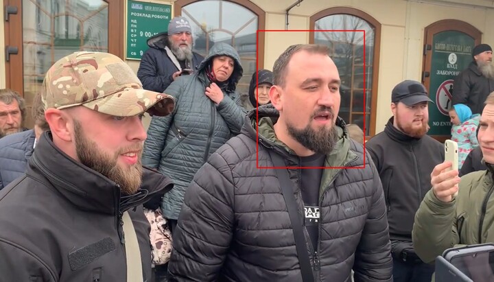 Кошельник возле Киево-Печерской лавры весной 2023 года. Фото: «Перший Козацький»