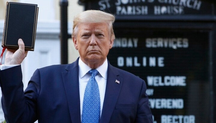 Дональд Трамп у входа в церковь, держит в руках Библию. Фото: ndtv