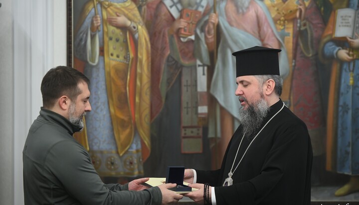 Думенко вручает Гайдаю орден. Фото: ПЦУ
