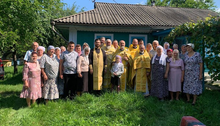 Бахтин: прихожане и священнослужители УПЦ у дома, временно переоборудованного в храм. Фото: Facebook храма Рождества Пресвятой Богородицы 