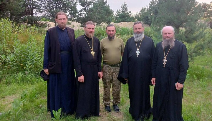 По центру - настоятель прихода ап. Луки о. Анатолий Демьянчук. Фото: t.me/kozakTv1