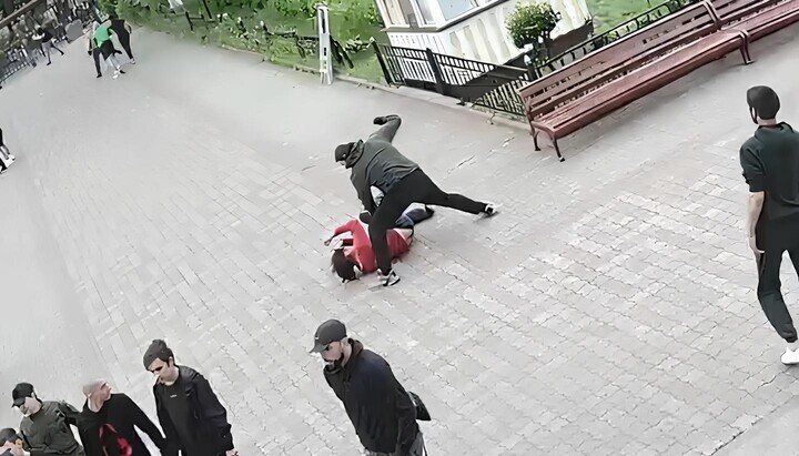 У Чернівцях вірянин переконує священика УПЦ добровільно перейти в ПЦУ. Фото:СПЖ