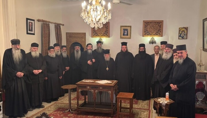 Члены делегации Иерусалимского Патриархата и братия монастыря Святой Екатерины на Синае во время встречи. Фото: orthodox times
