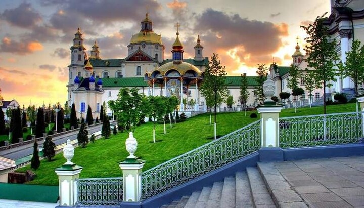 Свято-Успенська Почаївська лавра на заході сонця, Тернопільська область. Фото: zaxid.net