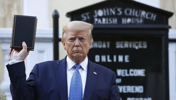 Трамп с Библией возле церкви в Вашингтоне. Фото: Patrick Semansky