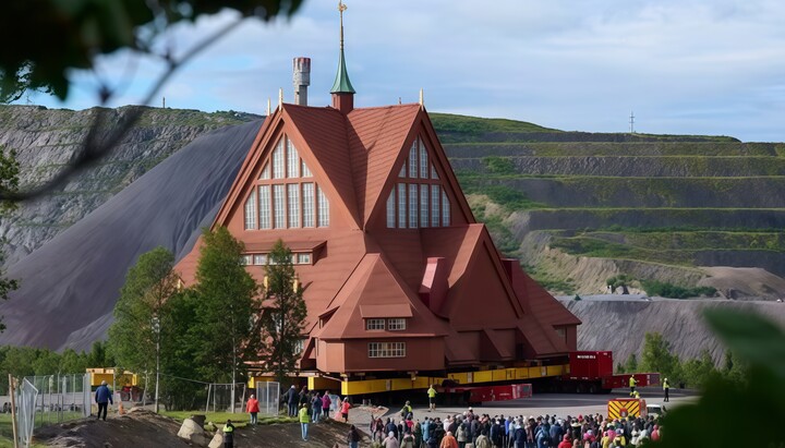 Перенос храма в Швеции. Фото: Leonhard Föger/Reuters