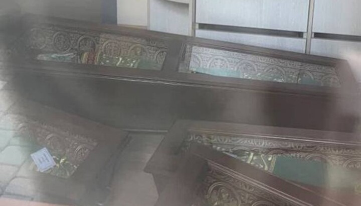 Раки з преподобними Печерськими звалені разом в одній з кімнат під сходами. Фото: тг-канал 