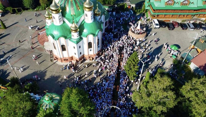 Праздничная Литургия в Аннинском монастыре. Фото: Конотопская епархия