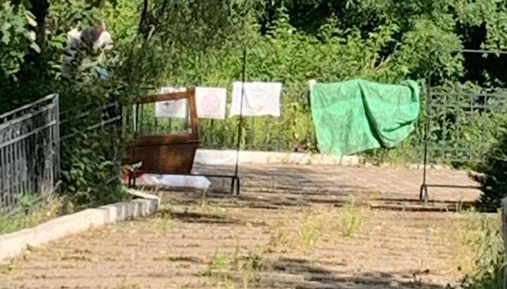 Співробітники заповідника сушать облачення преподобних. Фото: «Фортеця Лавра»