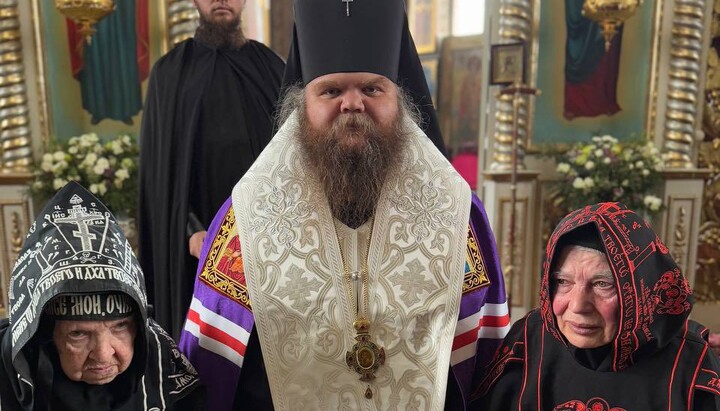 Архієпископ Згуровський Амвросій зі схимницями. Фото: Преображенський монастир у с. Княжичі