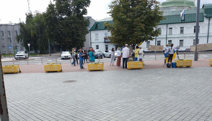 Невелика група активістів розвісила антицерковні плакати перед Києво-Печерською лаврою. Фото: «Фортеця лавра»