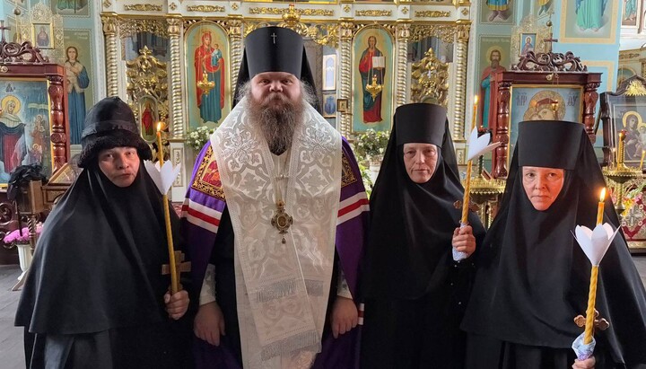 Архиепископ Амвросий с тремя монахинями после совершения мантийного пострига в Преображенском монастыре села Княжичи (Киевская область). Фото: Facebook / Преображенский монастырь