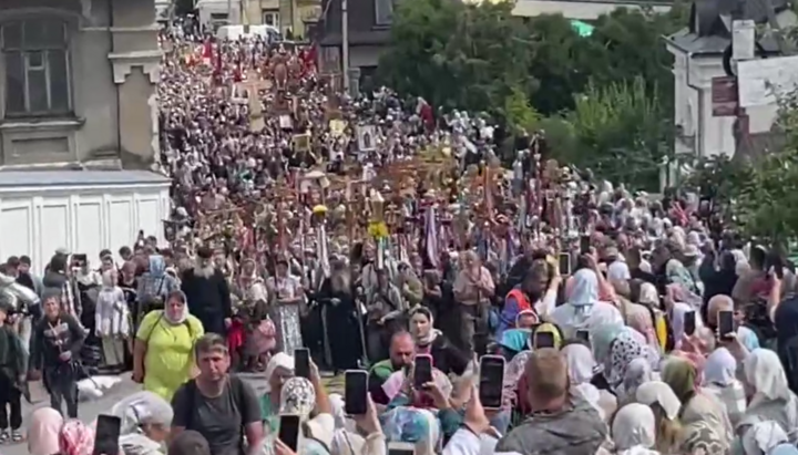 Вход крестного хода в Почаевскую лавру. Фото: СПЖ