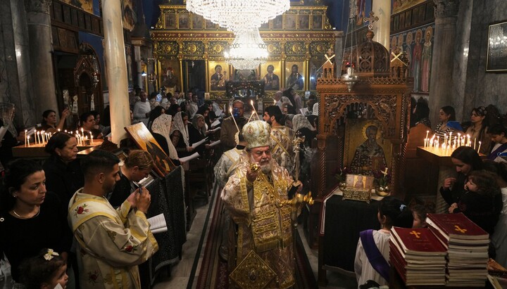 Палестинские христиане на богослужении в греческой православной церкви святого Порфирия в городе Газа. 18 апреля 2025 года. Фото: AP/Джихад Альшрафи