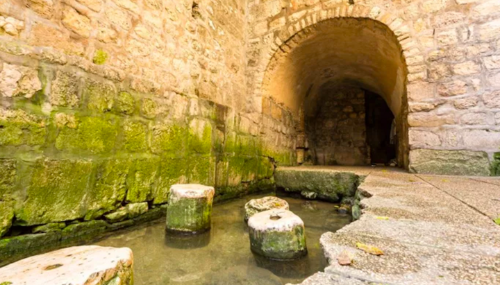 In Jerusalem wurde eine Mauer gefunden, an der die Heilung eines Blinden durch Christus stattfand.