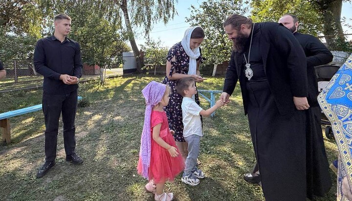 Владика зустрічається з юними парафіянами. Фото: пресслужба Рівненської єпархії