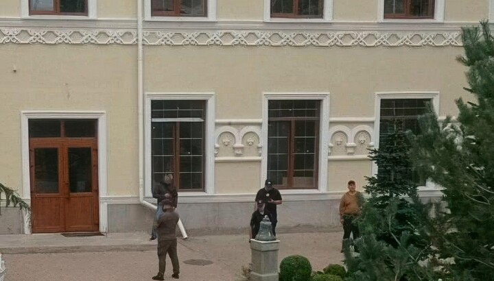 Співробітники ТЦК біля Іверського чоловічого монастиря. Фото: t.me/odessa_typical