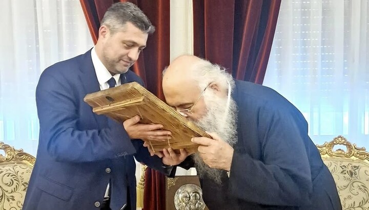 Нежинский дарит архиепископу Кипра икону свт. Луки Войно-Ясенецкого. Фото: сайт посольства на Кипре