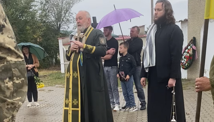 Клірики ПЦУ на похоронах воїна ЗСУ в селі Новоселівка Одеської області. Фото: Скриншот відео Фейсбук