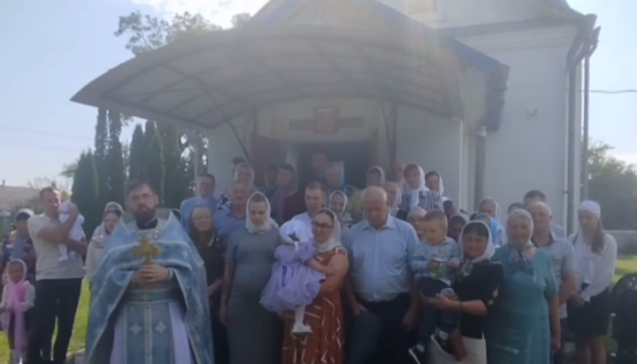 Релігійна громада храму Різдва Пресвятої Богородиці УПЦ с. Міньківці. Фото: скріншот відео «Дозор»