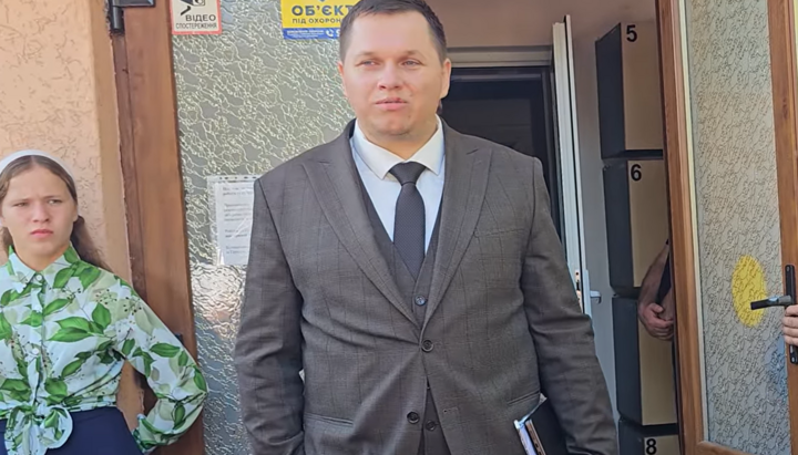 Адвокат митрополита Лонгина біля будівлі суду 23 вересня 2025 р. Фото: Банченський монастир