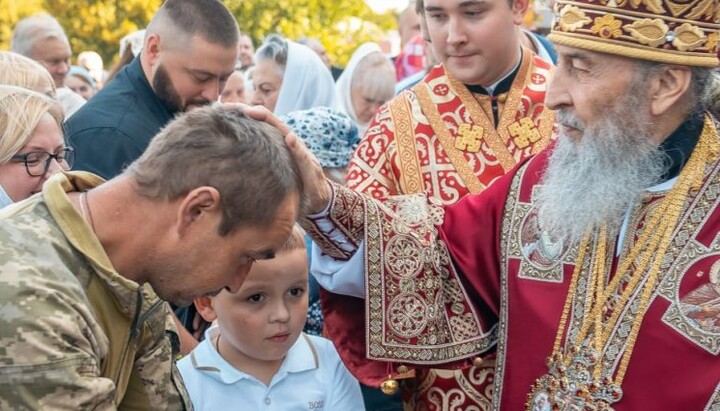 Митрополит Онуфрій благословляє воїна. Фото: пресслужба УПЦ